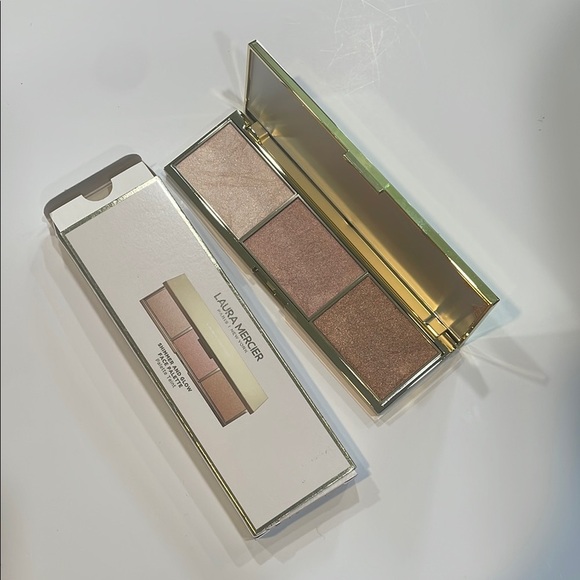 Laura Mercier Cream Setting Powder for a Flawless Finish - Picture 2 of 4